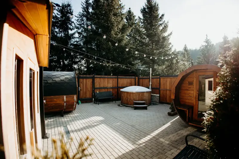 Vonkajší wellness s vírivkou a sudovými saunami