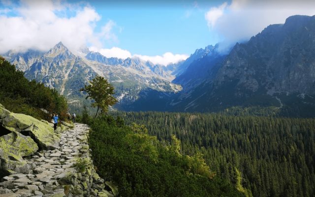 Cezstá zo Štrbského plesa na Popradske pleso (TURISTIKA & RELAX)