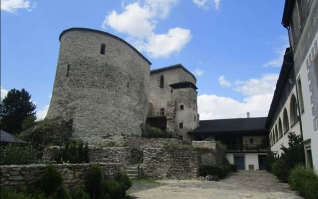 Zrúcanina hradu a kaštiel Liptovský Hrádok 2020-05-18 o 15.14.49